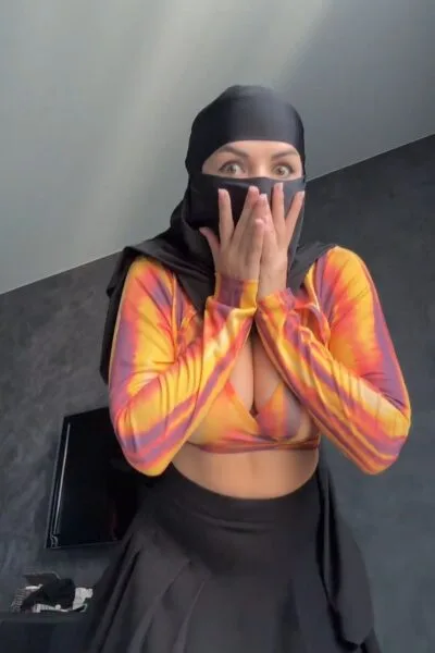 VEILED MUSLIM DANCING WITHOUT PANTIES