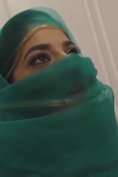 Arab woman takes off her hijab to fuck a big cock GLORY HOLE