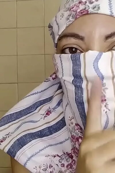 VEILED WOMAN AT HOME SHOWS US HER SHAVED AND APPETISING PUSSY!