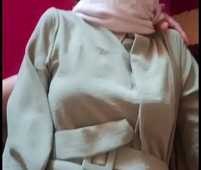 Saudari tiri hijab di entot saat hari raya lebaran